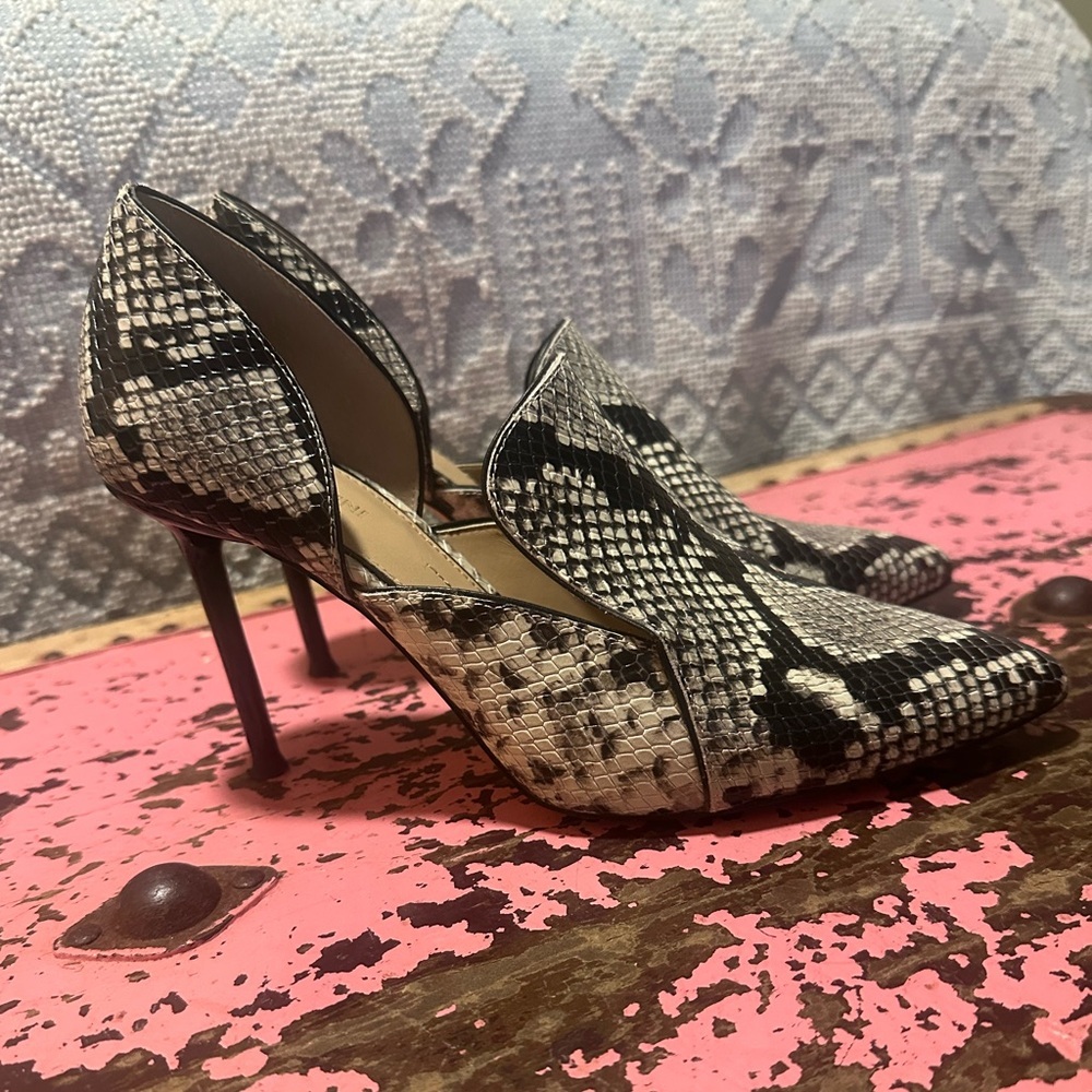 VINCE CAMUTO Snakeskin Women's cut out Heels Sz 9 - Picture 3 of 9